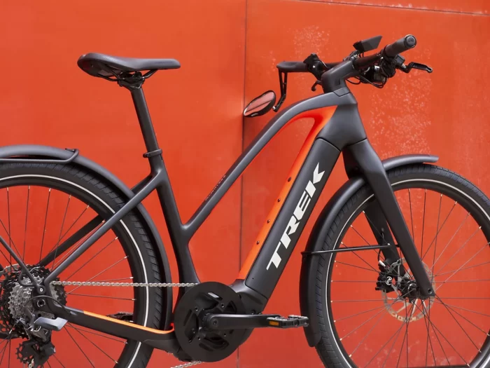 Trek Allant+ 9.9S Stagger (Matte Trek Black) red bg